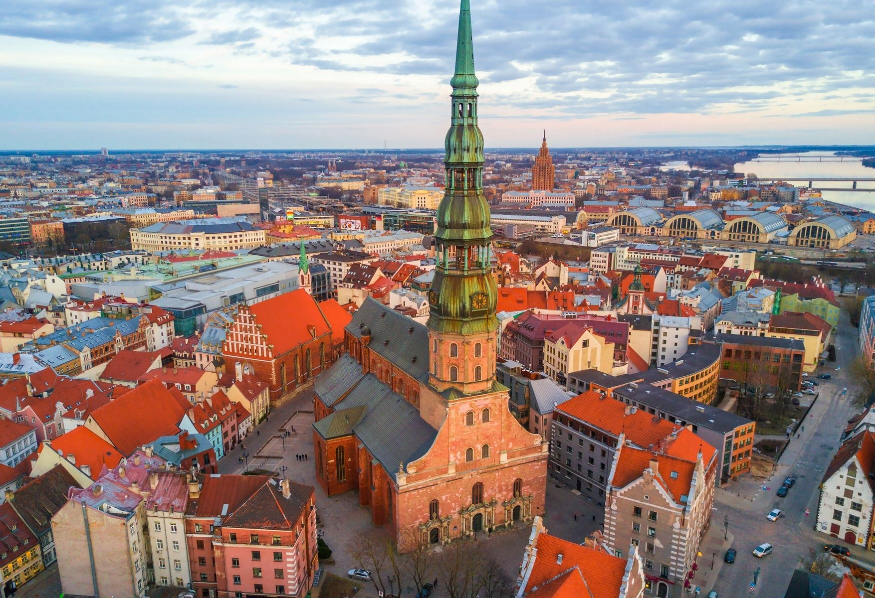 Рига это латвия. Латвия Рига. Церковь Святого Петра Рига. Рига столица Латвии. Латвия Рига старый город.